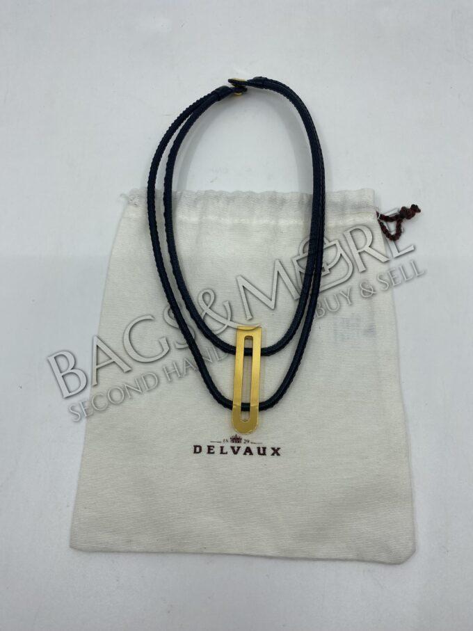 Delvaux halsketting kleur zwart met langwerpige goudkleurig D logo