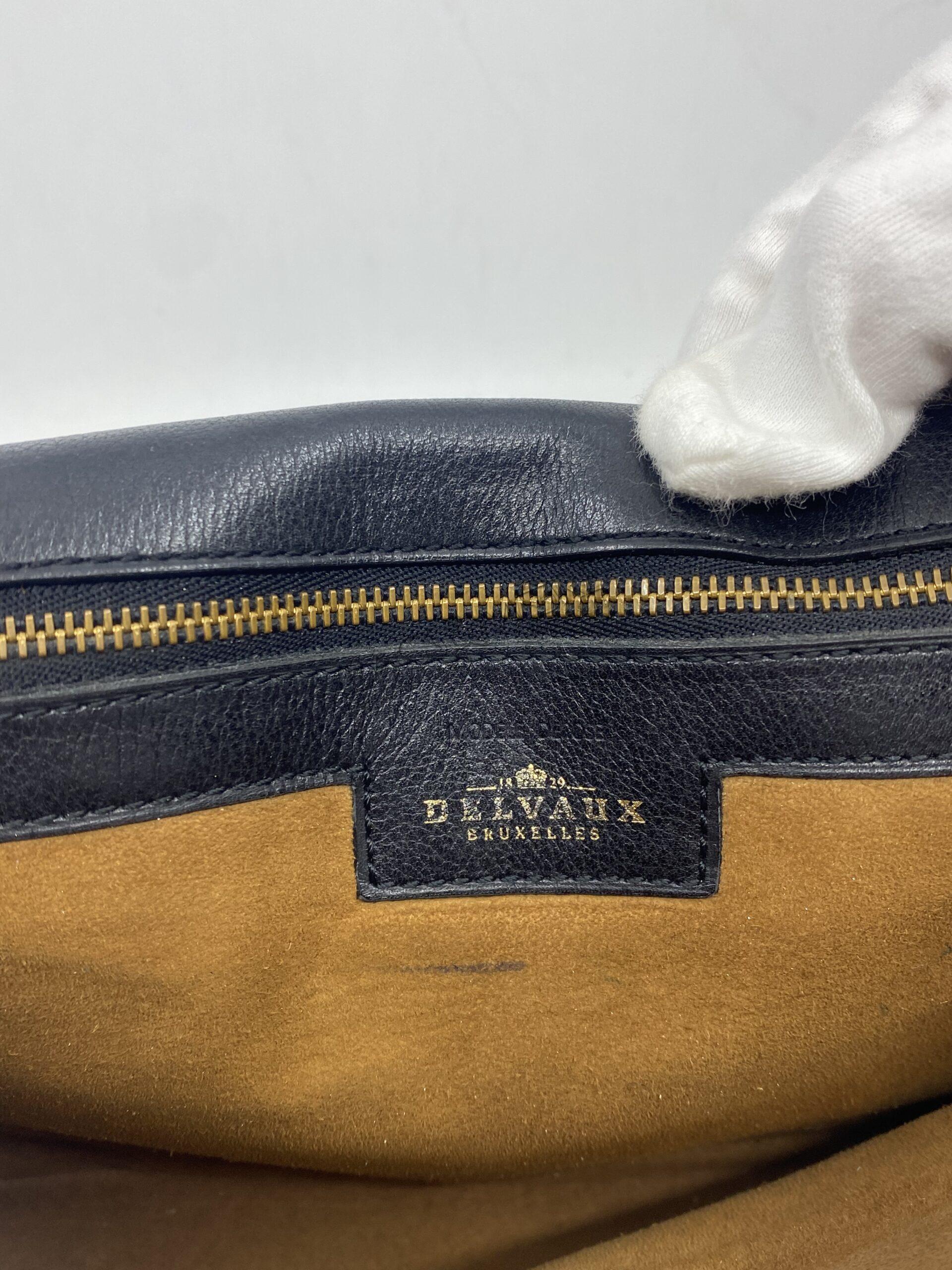 Delvaux Frimaire Crossbody gekorreld leder kleur zwart met goudkleurige hardware