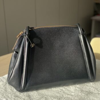 Delvaux schoudertas model Alexandre gekorreld leder kleur zwart met goudkleurige hardware
