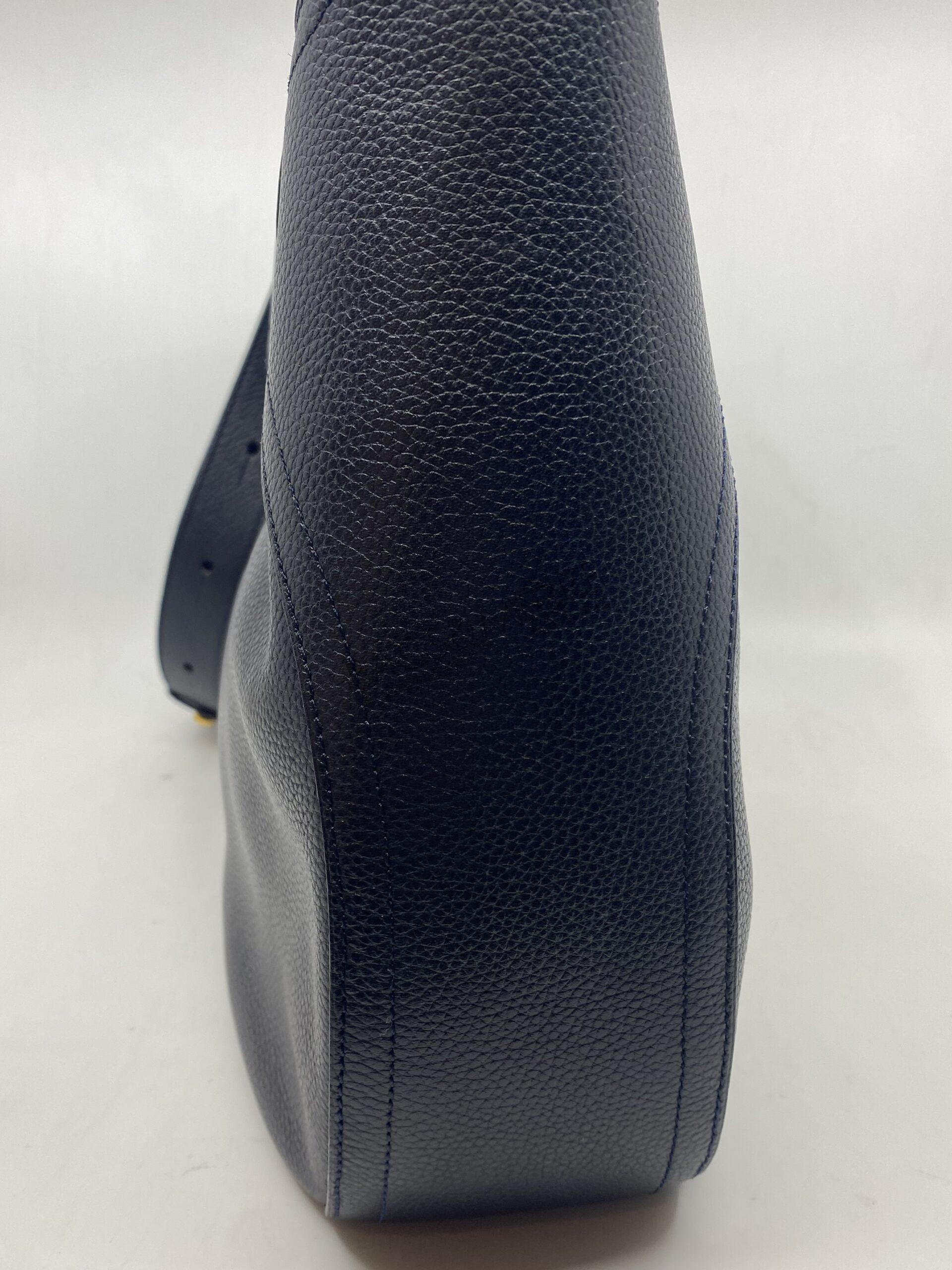 Delvaux model SOUVERAIN donker blauw gekorreld leder en goudkleurige hardware