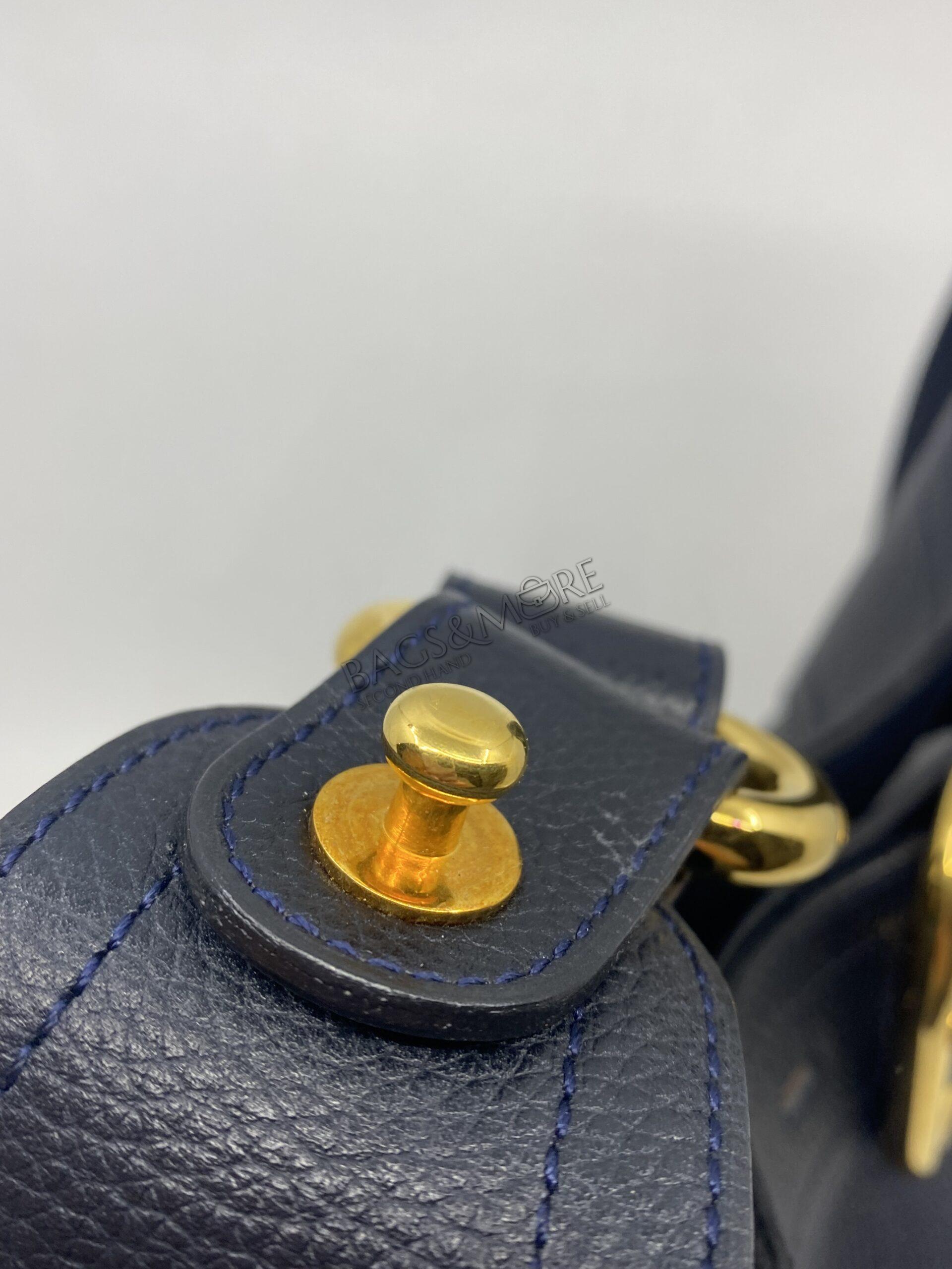 Delvaux model SOUVERAIN donker blauw gekorreld leder en goudkleurige hardware