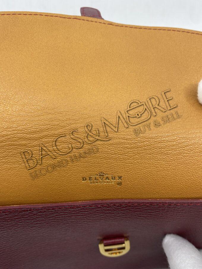 Delvaux Pochette gekorreld leder kleur bordeaux - rosso met afneembare schouderband en goudkleurige hardware