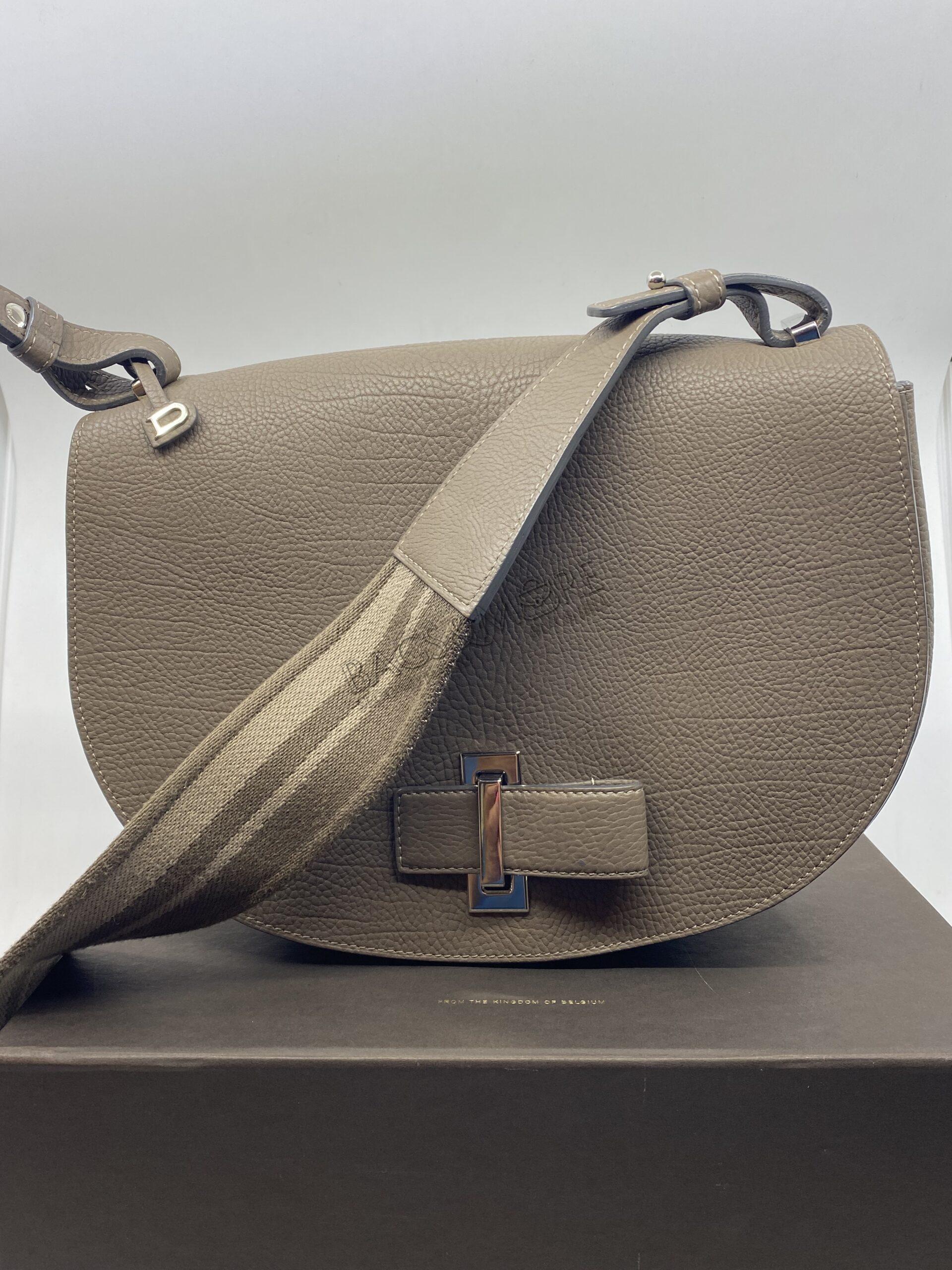 Delvaux Mutin crispy box calf leder kleur tourterelle met zilverkleurige hardware