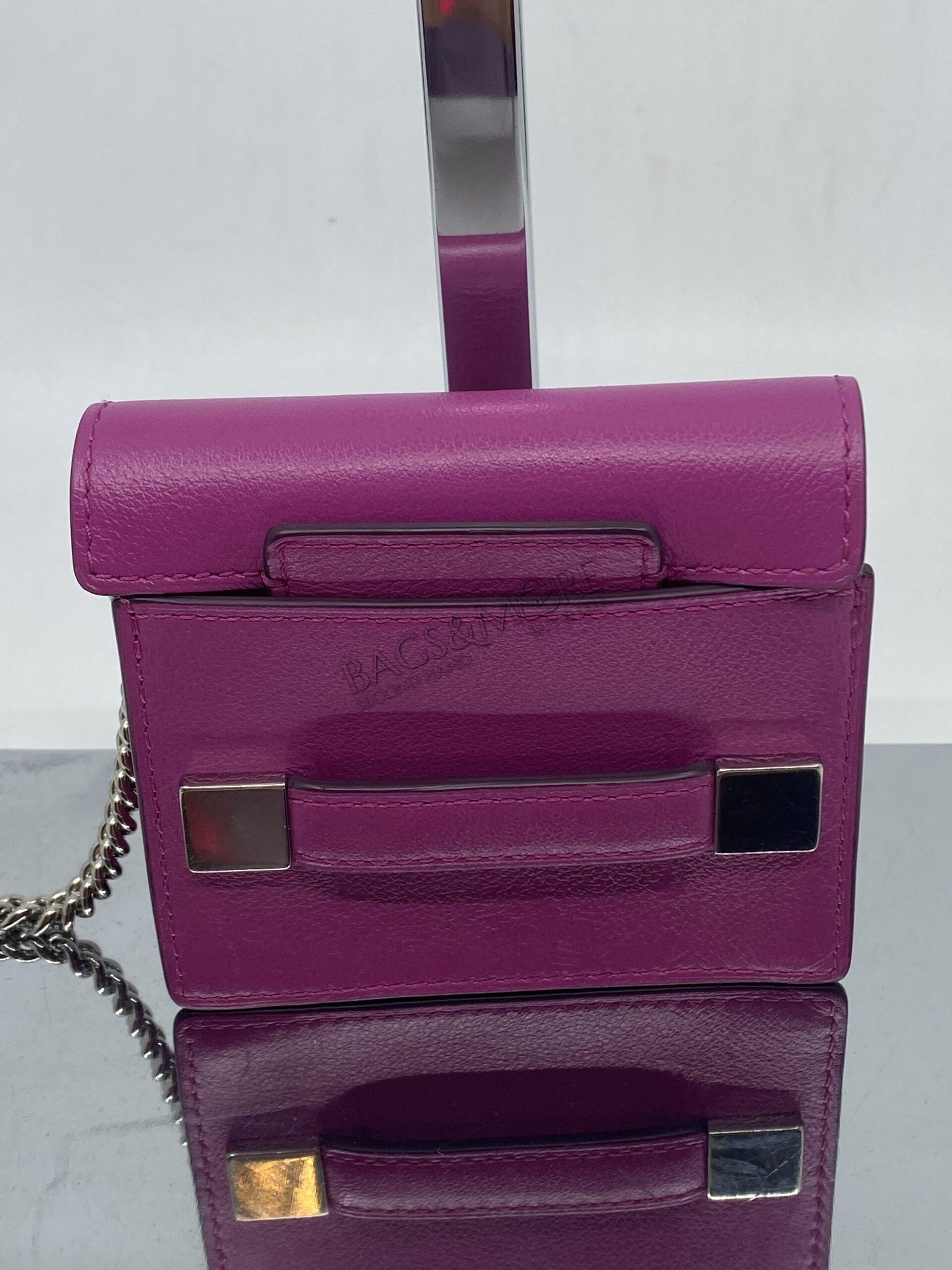 Delvaux Bag Charm kleur roze met zilveren hardware en zilveren ketting