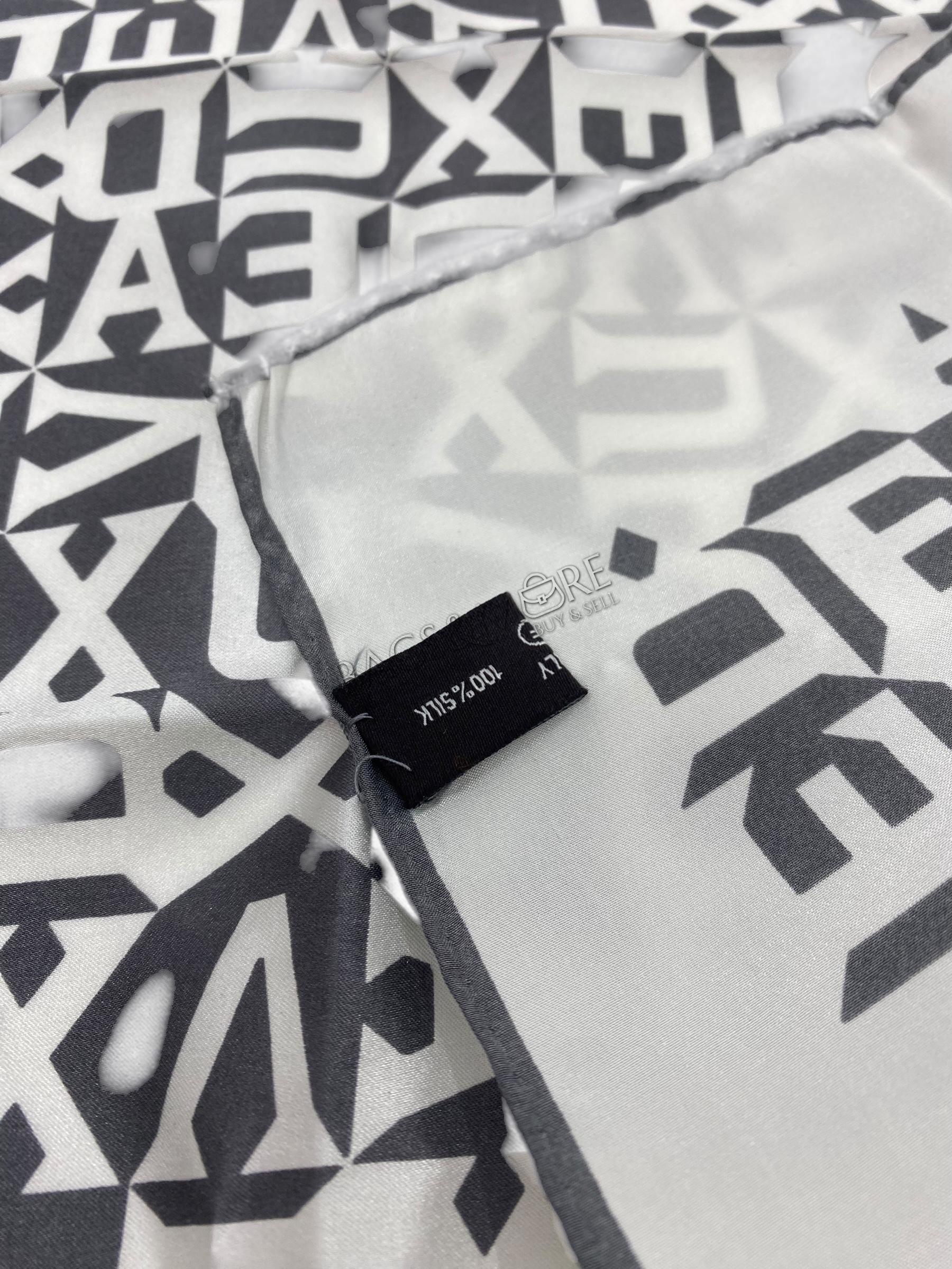 Delvaux Carré zijden sjaal 40 x 40 cm print D tonen wit en grijs NOOIT in productie geweest