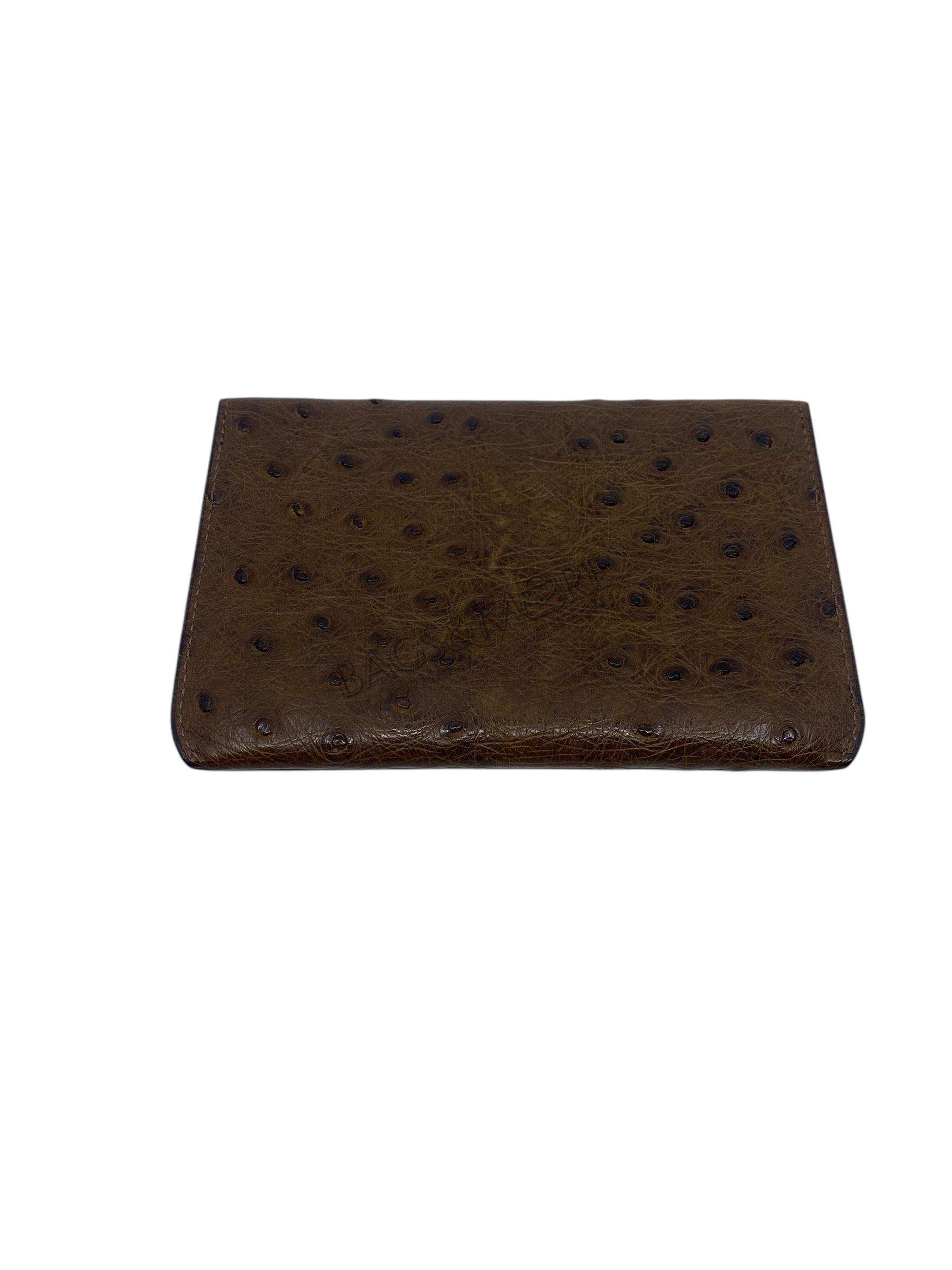 Delvaux Diabolo portemonnee – struisvogelleder kleur tabac met goudkleurige hardware