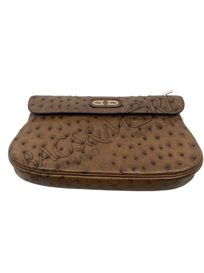 Delvaux Pochette Video in struisvogelleder – kleur tabak met goudkleurige hardware