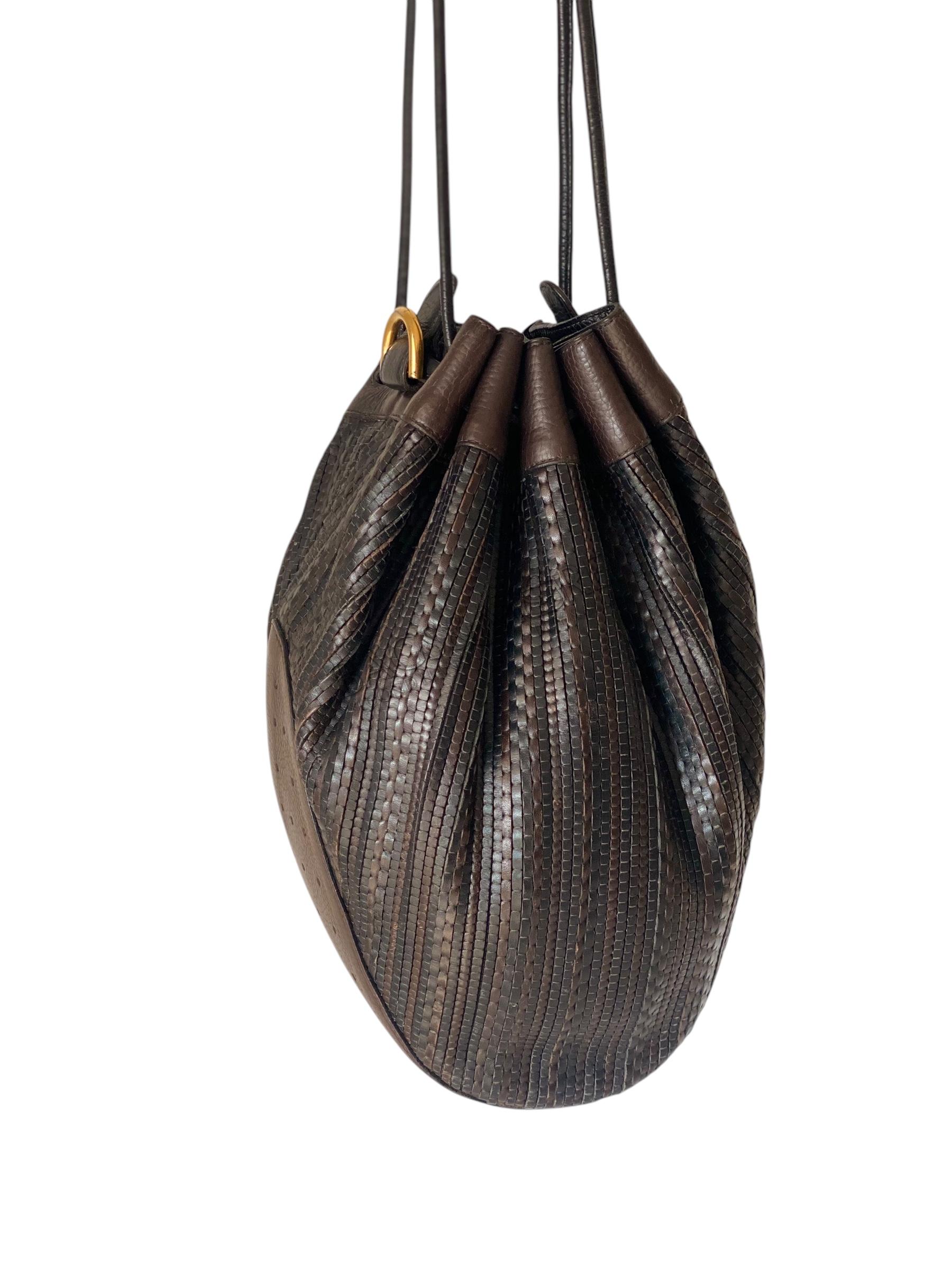 Delvaux Tabarin PM toile de cuir kleuren bruin en zwart met golden hardware