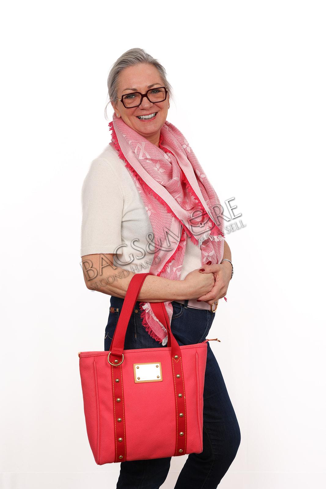 Louis Vuitton carré sjaal monogram print tinten roze met witte achtergrond