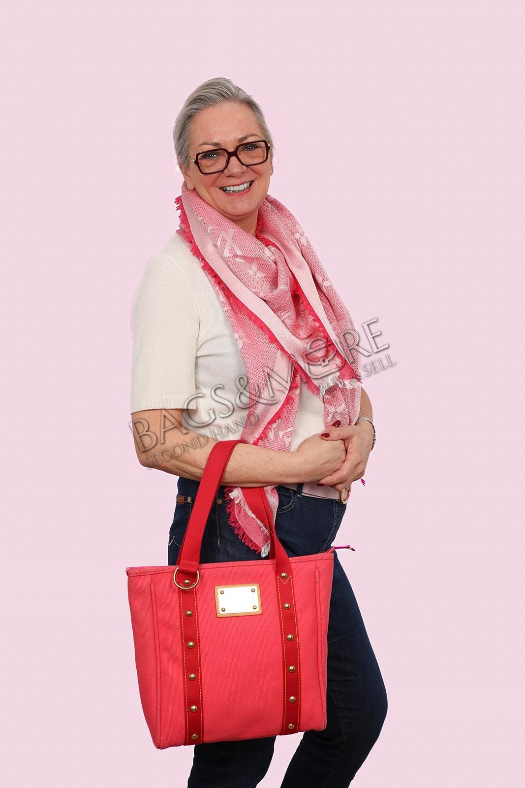 Louis Vuitton carré sjaal monogram print tinten roze met witte achtergrond