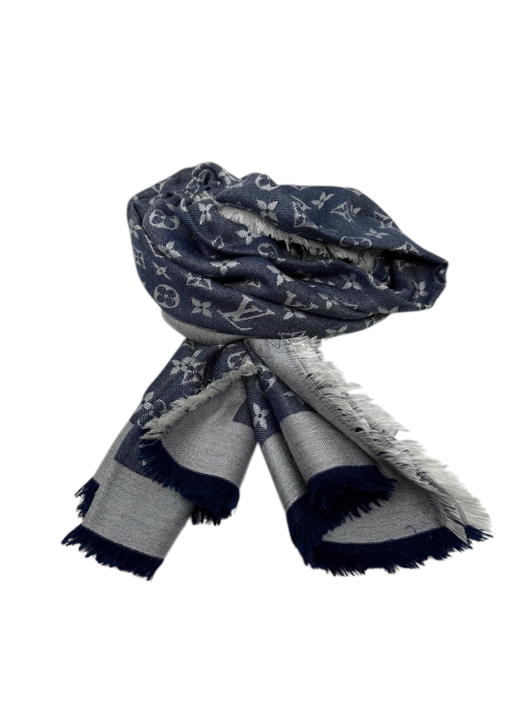 Vuitton carré sjaal kleine monogram print tinten blauw en zilverkleurige achtergrond