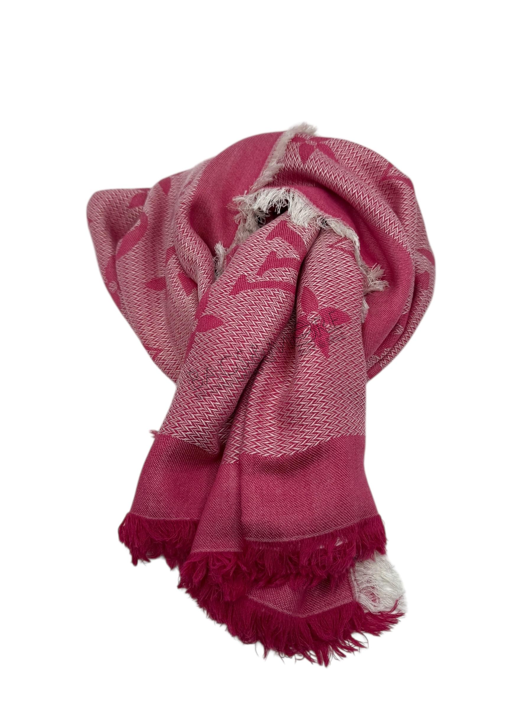 Louis Vuitton carré sjaal monogram print tinten roze met witte achtergrond