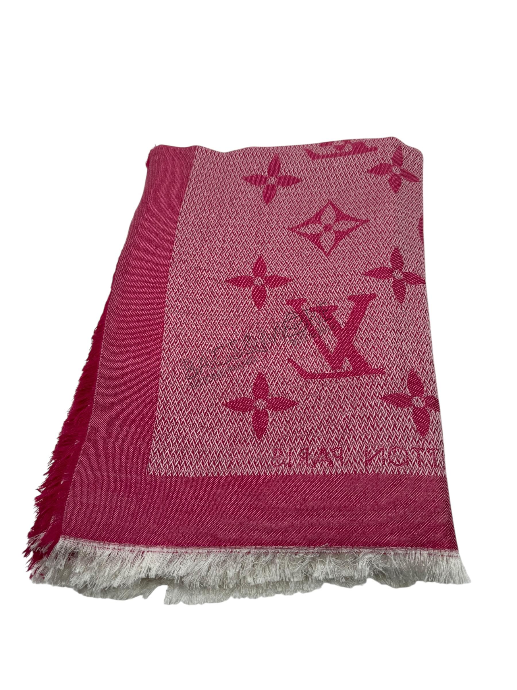 Louis Vuitton carré sjaal monogram print tinten roze met witte achtergrond