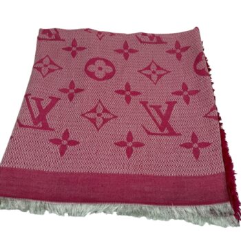 Louis Vuitton carré sjaal monogram print tinten roze met witte achtergrond