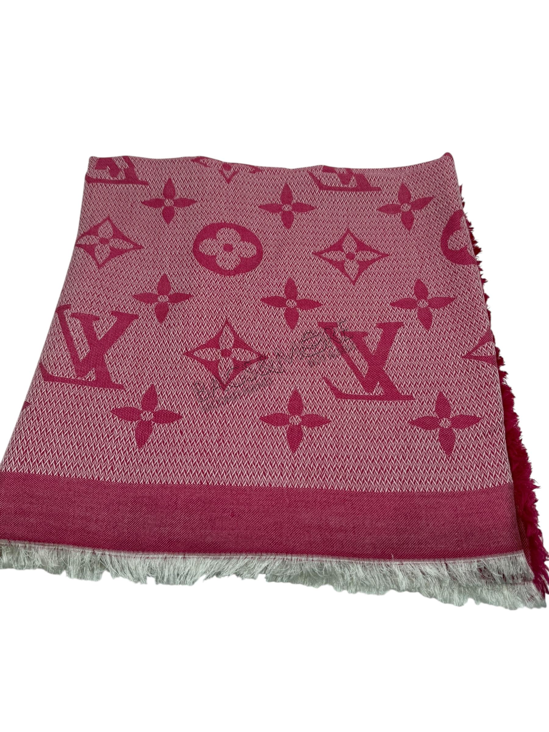 Louis Vuitton carré sjaal monogram print tinten roze met witte achtergrond