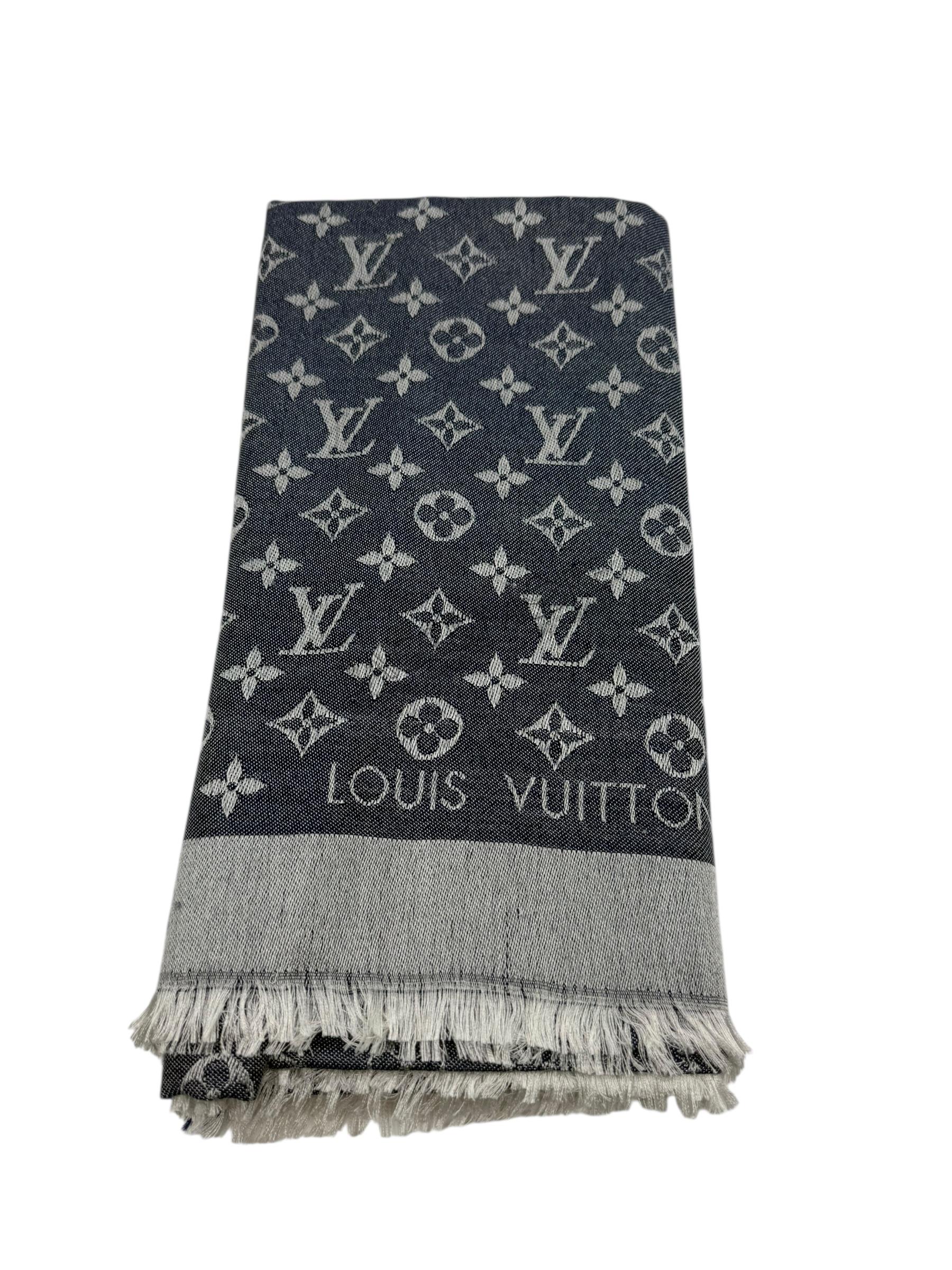 Vuitton carré sjaal kleine monogram print tinten blauw en zilverkleurige achtergrond