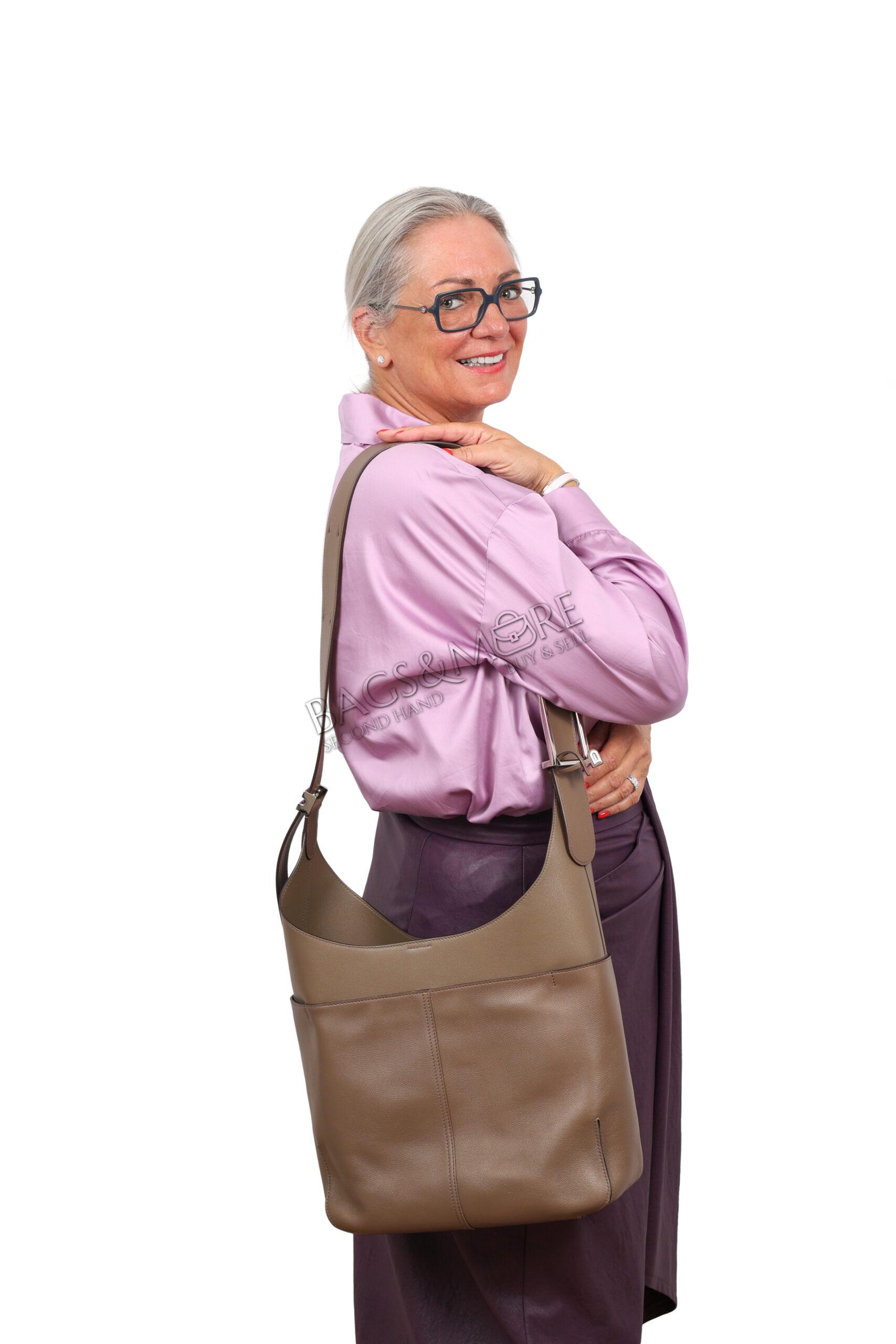 Delvaux So Cool mm jumping zele calf kleur taupe met zilverkleurige hardware ( niet langer meer in productie )