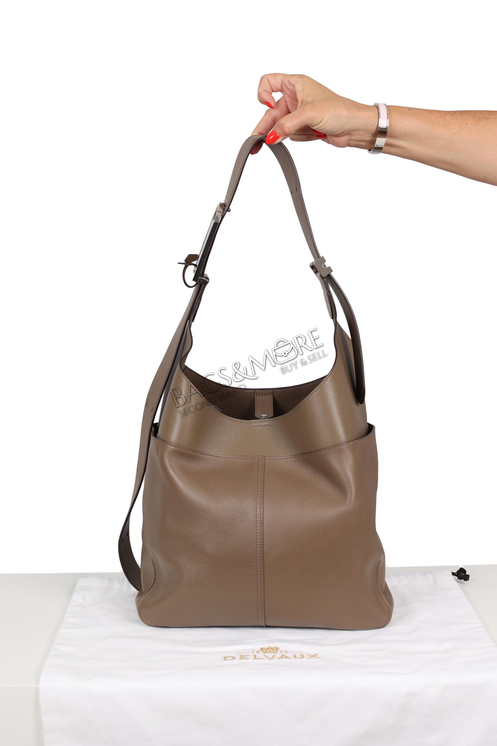 Delvaux So Cool mm jumping zele calf kleur taupe met zilverkleurige hardware