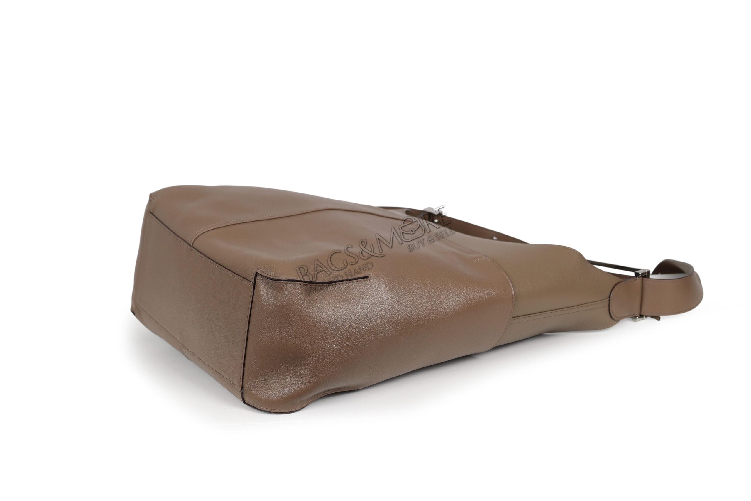 Delvaux So Cool mm jumping zele calf kleur taupe met zilverkleurige hardware ( niet langer meer in productie )