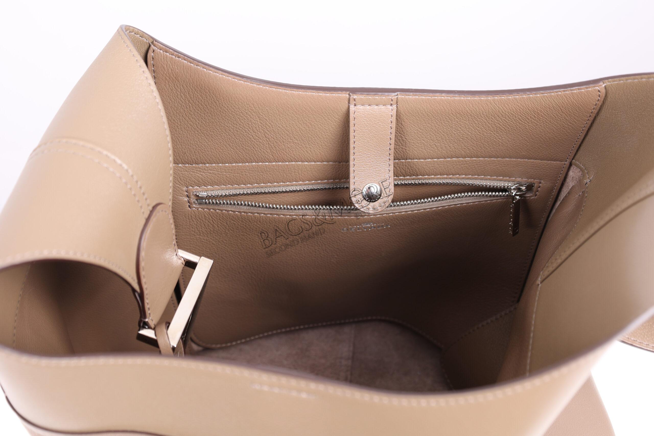 Delvaux So Cool mm jumping zele calf kleur taupe met zilverkleurige hardware ( niet langer meer in productie )