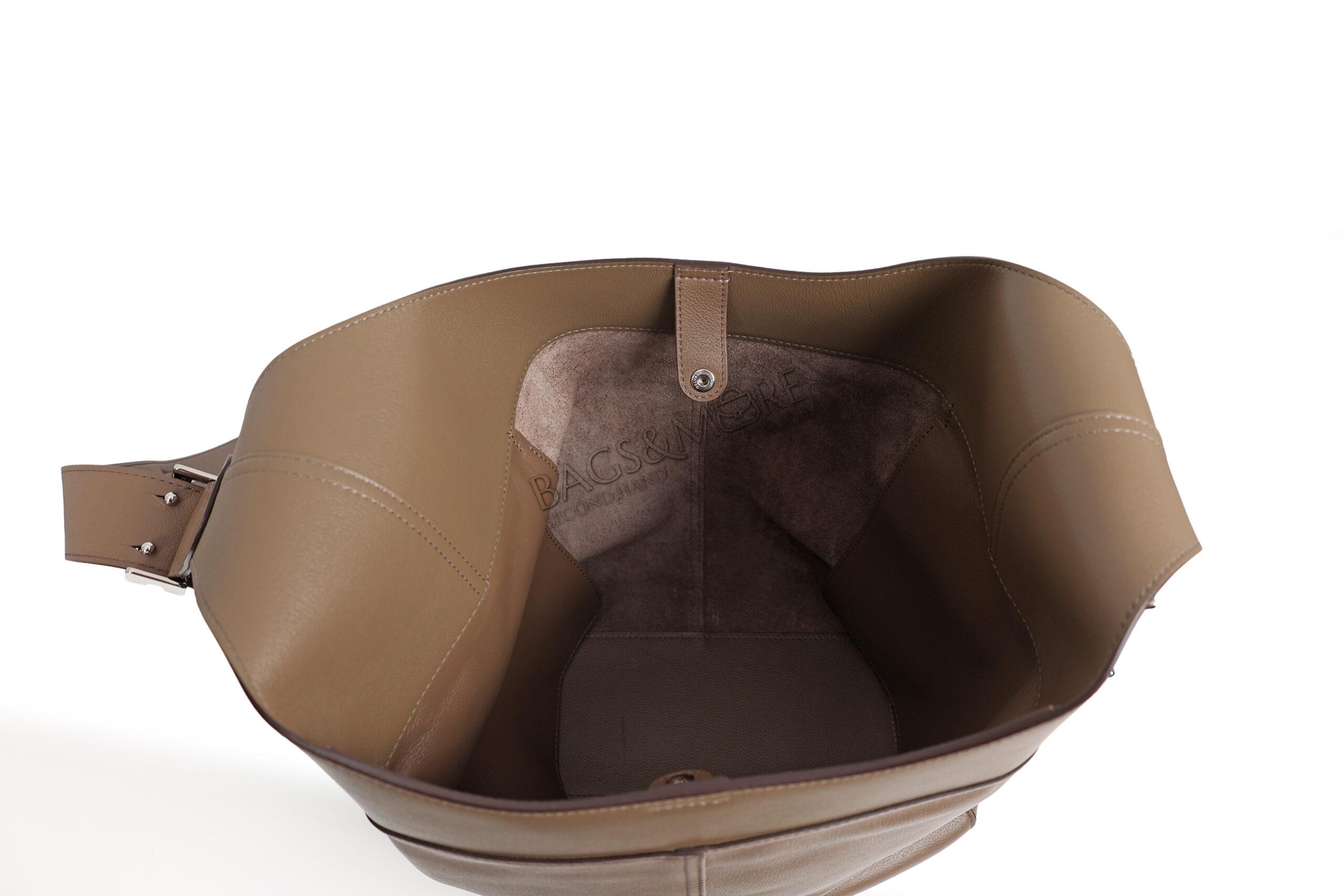 Delvaux So Cool mm jumping zele calf kleur taupe met zilverkleurige hardware ( niet langer meer in productie )