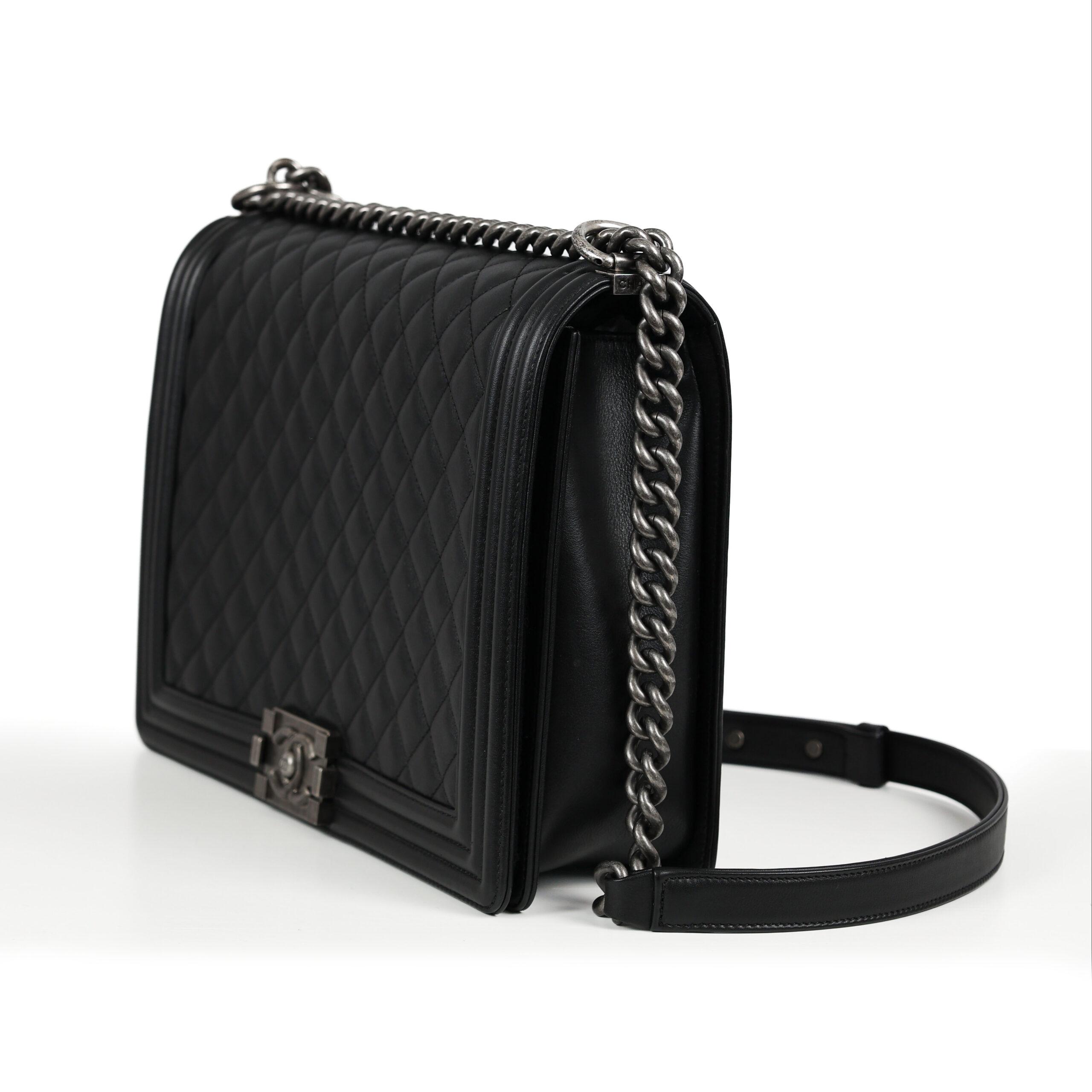 CHANEL BOY LARGE – BLACK DIAMOND QUILTING (actuele Retail prijs 7250 euro)