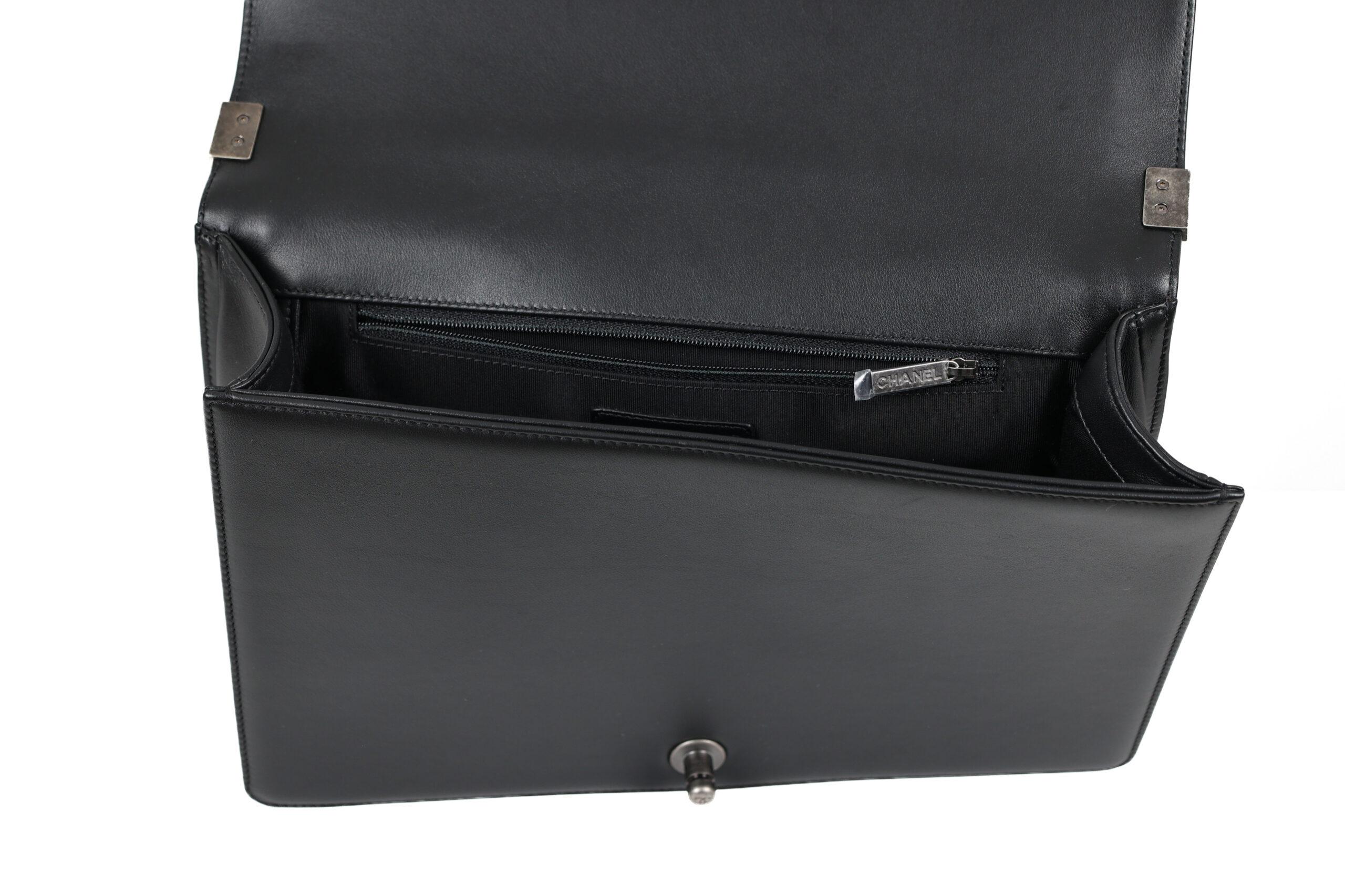 CHANEL BOY LARGE – BLACK DIAMOND QUILTING (actuele Retail prijs 7250 euro)