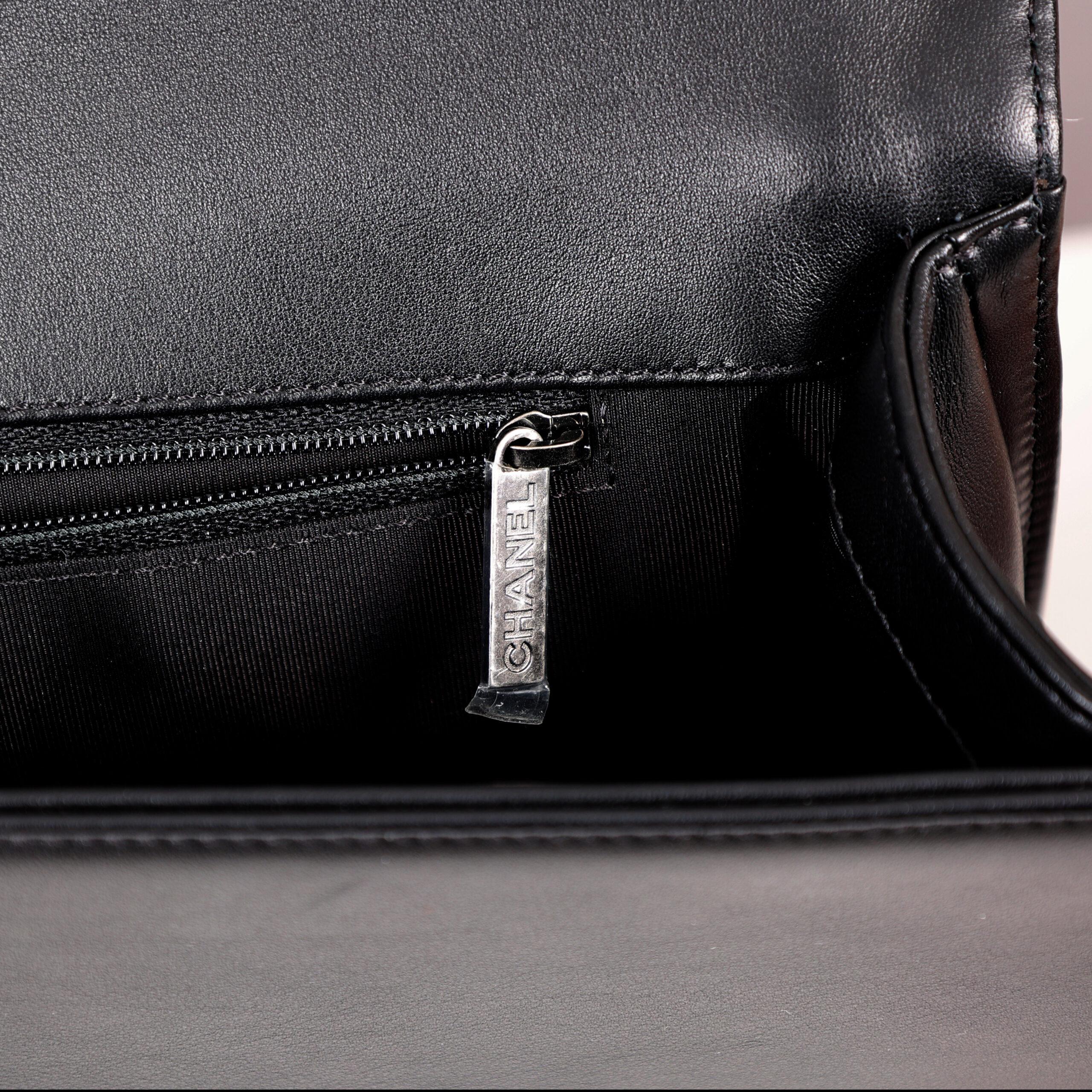 CHANEL BOY LARGE – BLACK DIAMOND QUILTING (actuele Retail prijs 7250 euro)