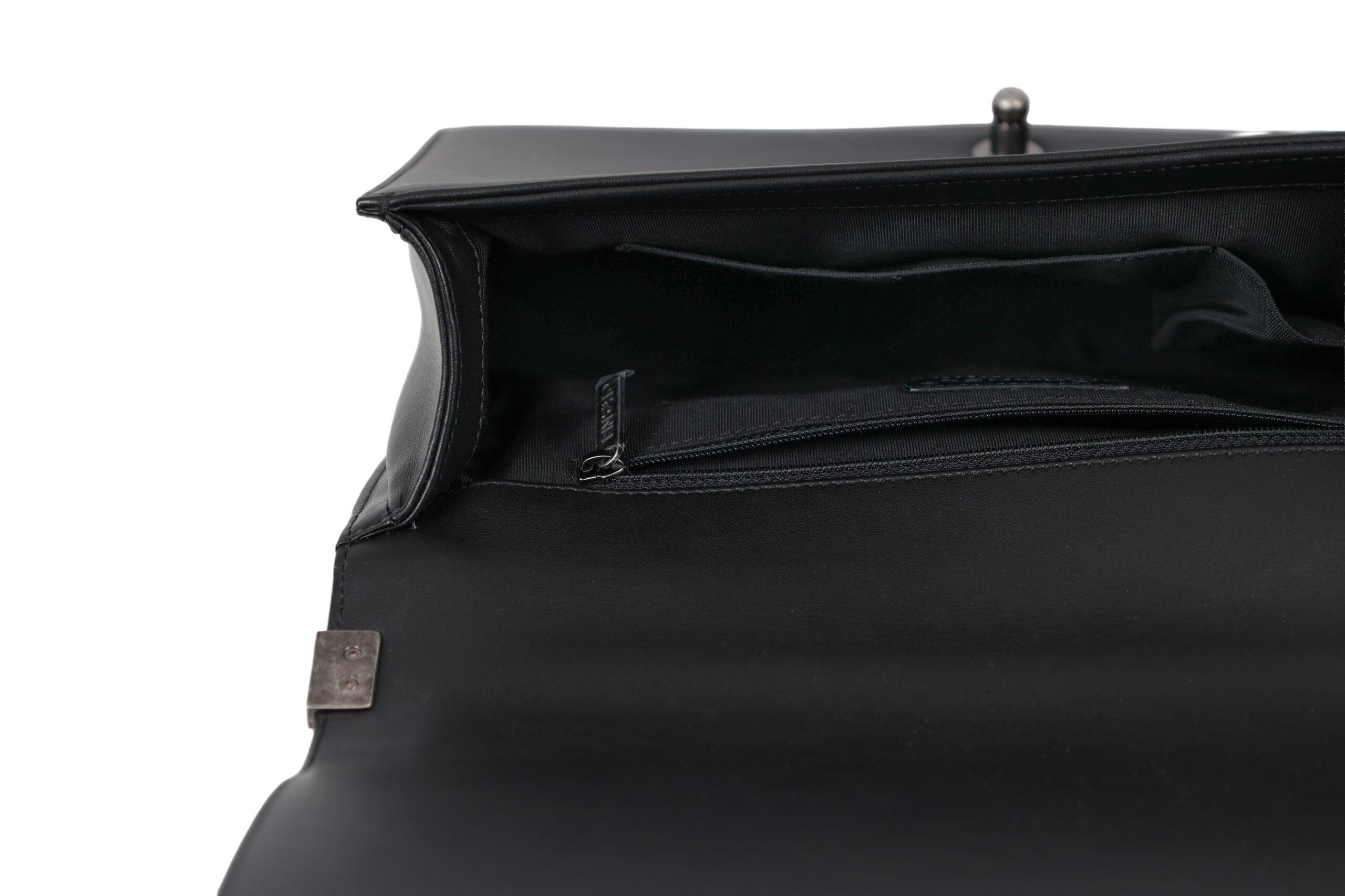 CHANEL BOY LARGE – BLACK DIAMOND QUILTING (actuele Retail prijs 7250 euro)