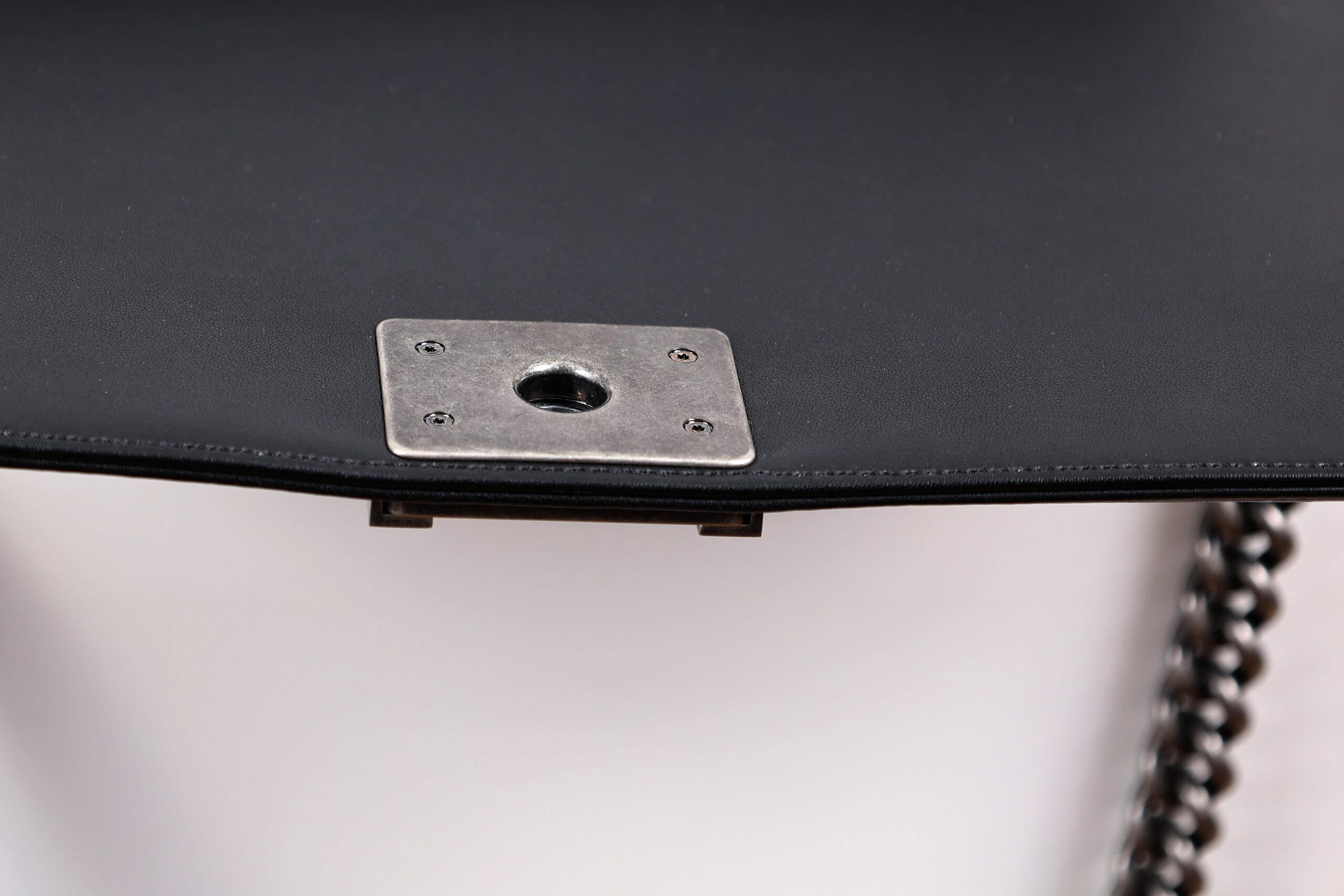 CHANEL BOY LARGE – BLACK DIAMOND QUILTING (actuele Retail prijs 7250 euro)