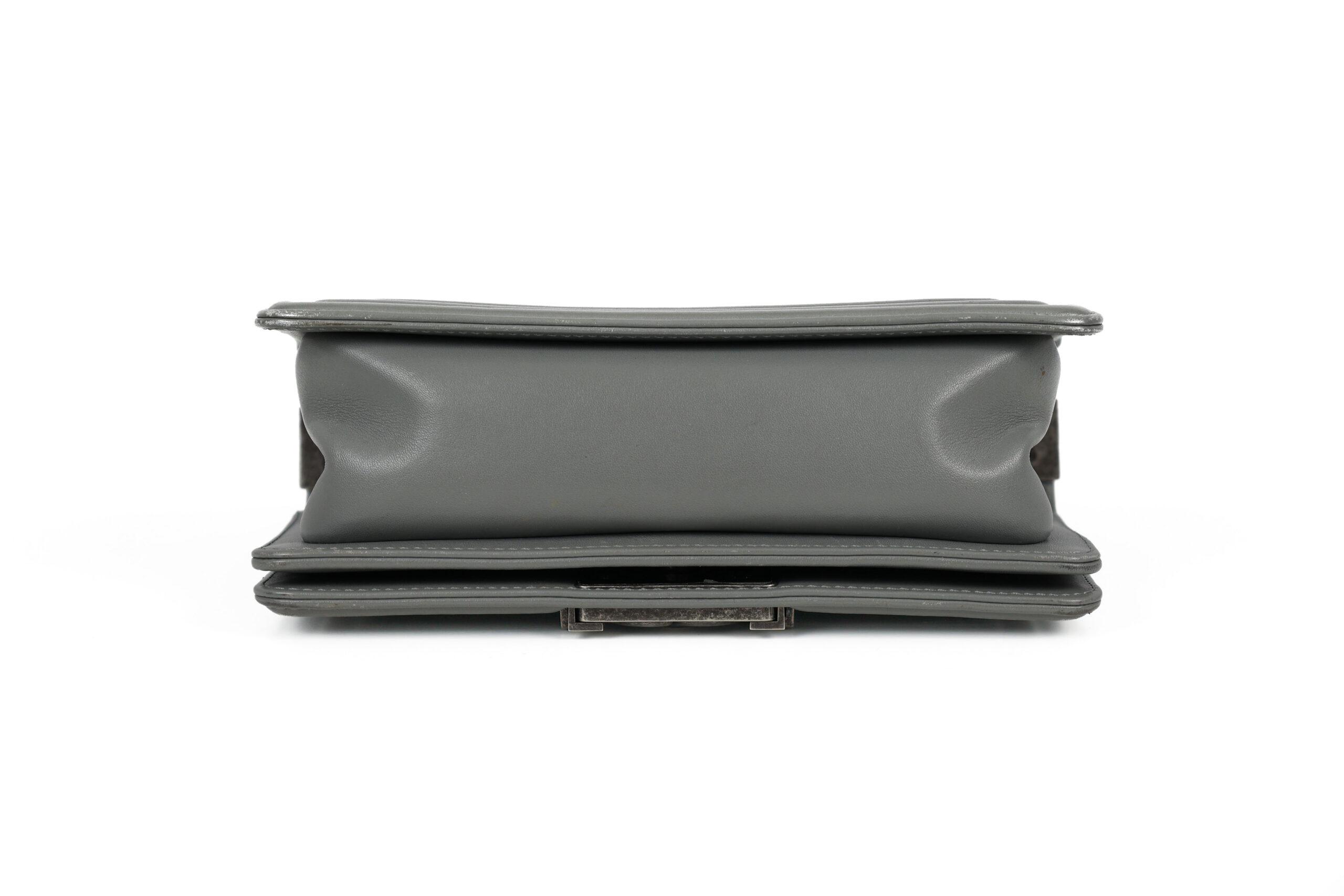 Chanel BOY SMALL Grey Quilted calfskin leer ( actuele retail prijs 6200 euro )