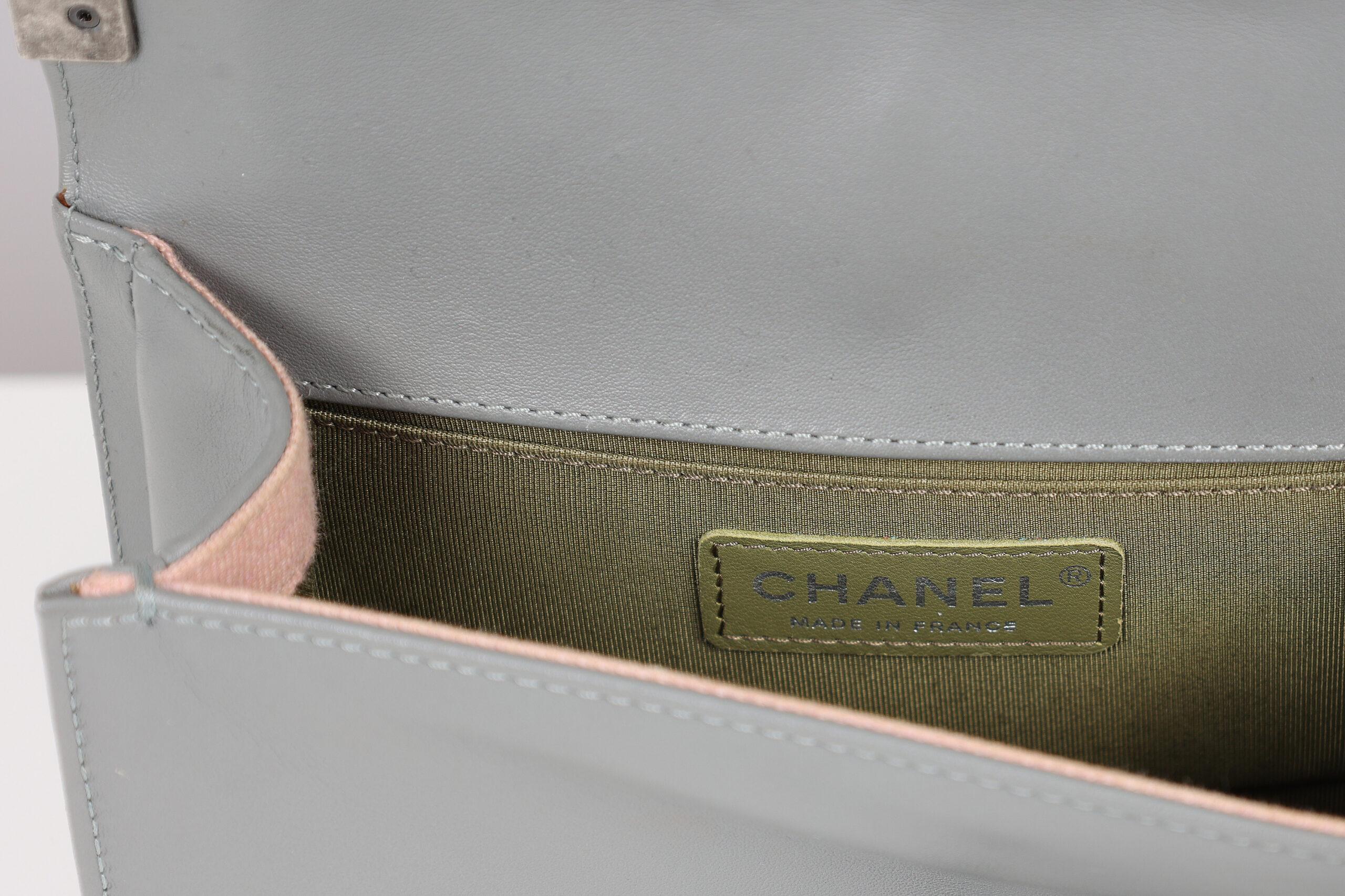 Chanel BOY SMALL Grey Quilted calfskin leer ( actuele retail prijs 6200 euro )